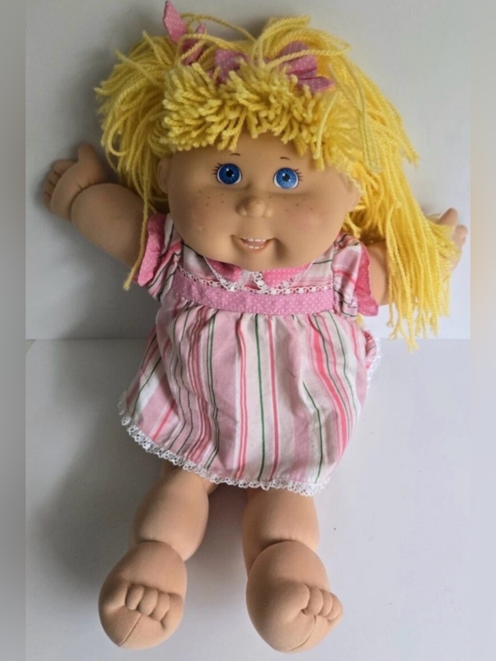CABBAGE PATCH KID - BLONDE DOLL WITH FRECKLES AND TEETH - 2004
